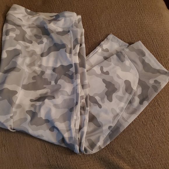 Forever 21 plus active camo leggings - Picture 2 of 6
